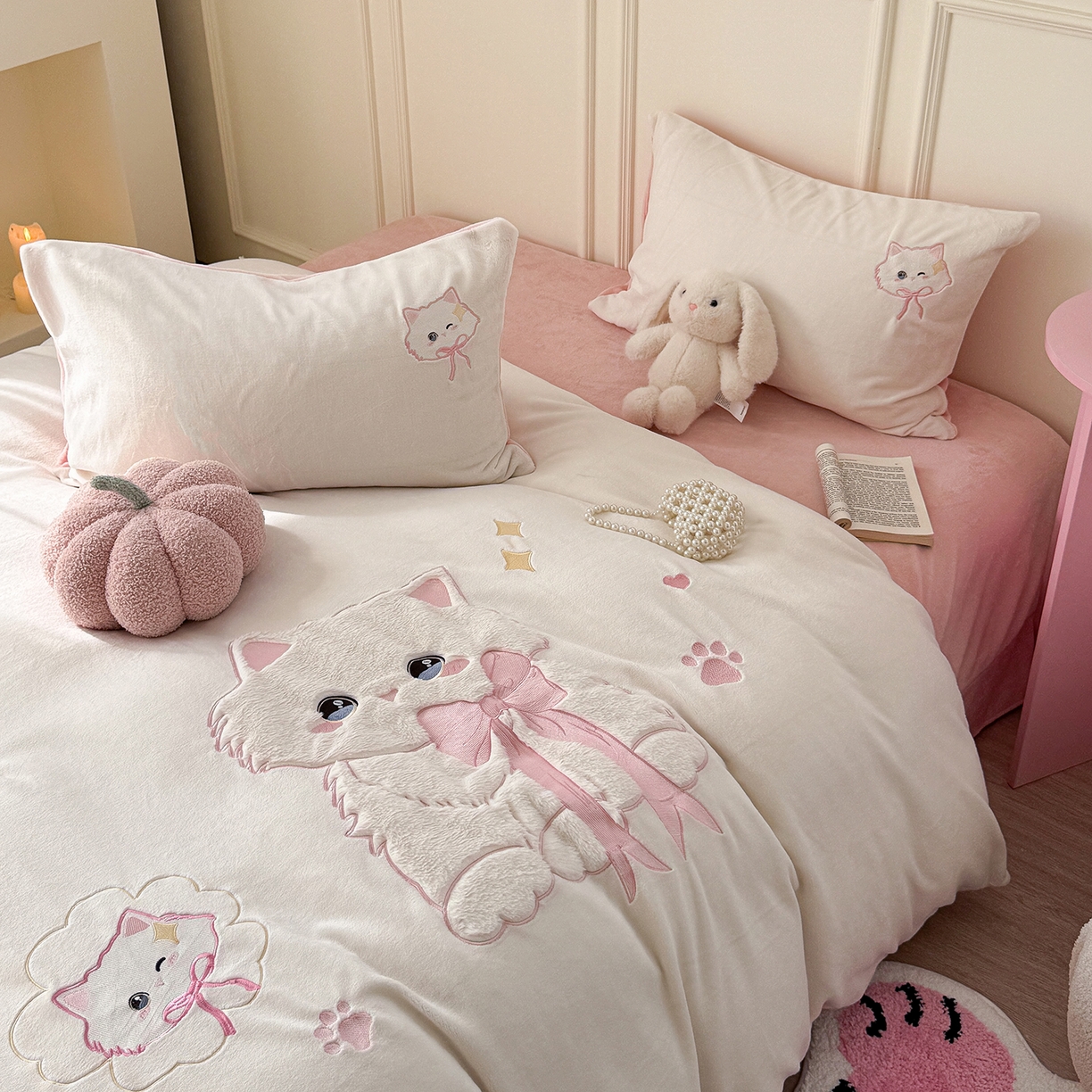 91家纺网 家纺一手货源 找家纺 TT.one 塔塔家居 2025新款牛奶绒立体贴布绣四件套 奶糖猫-白