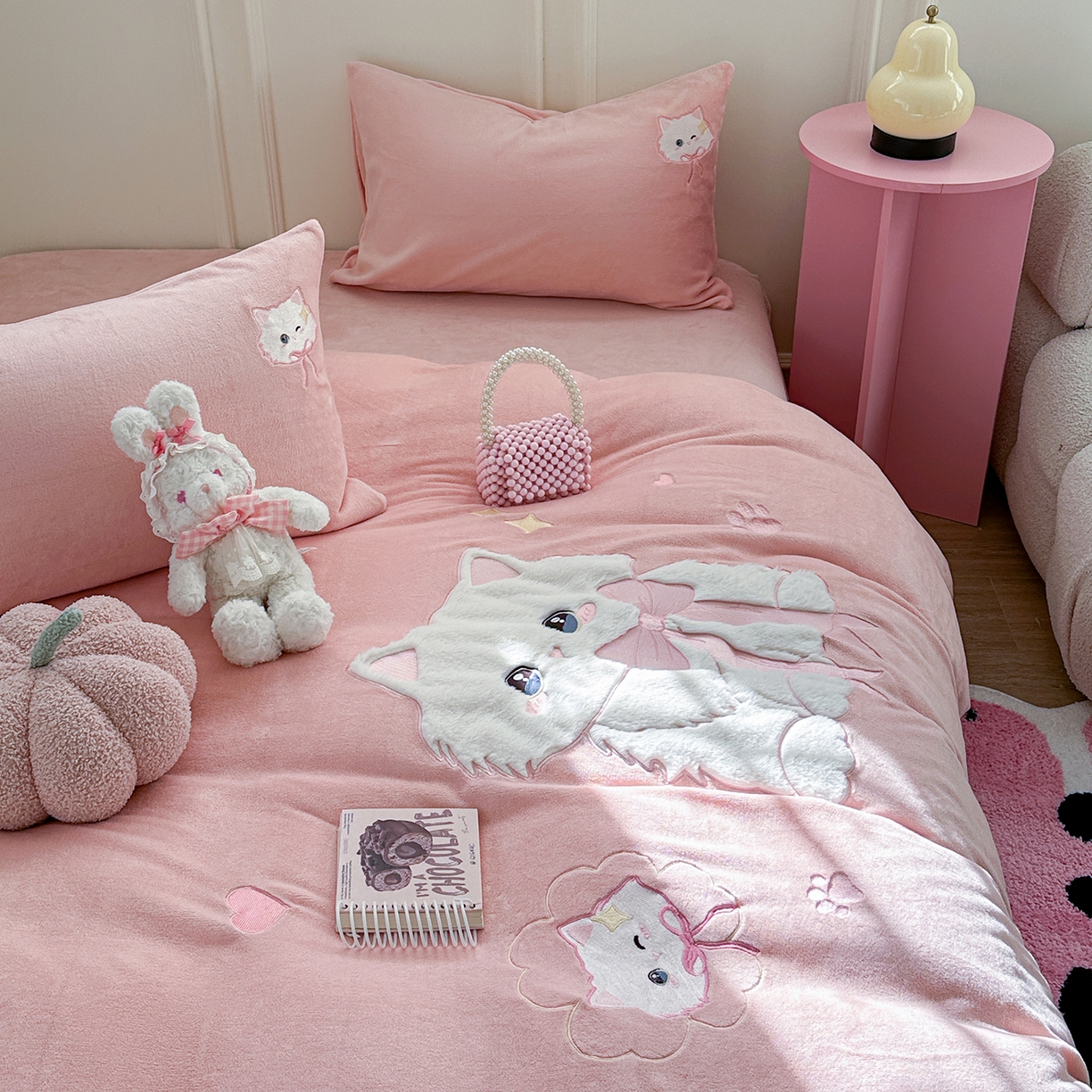 91家纺网 家纺一手货源 找家纺 TT.one 塔塔家居 2025新款牛奶绒立体贴布绣四件套 奶糖猫-粉