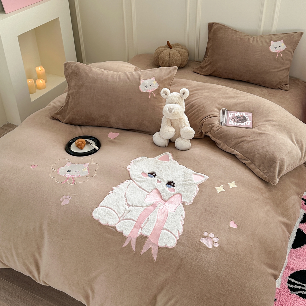 91家纺网 家纺一手货源 找家纺 TT.one 塔塔家居 2025新款牛奶绒立体贴布绣四件套 奶糖猫-咖