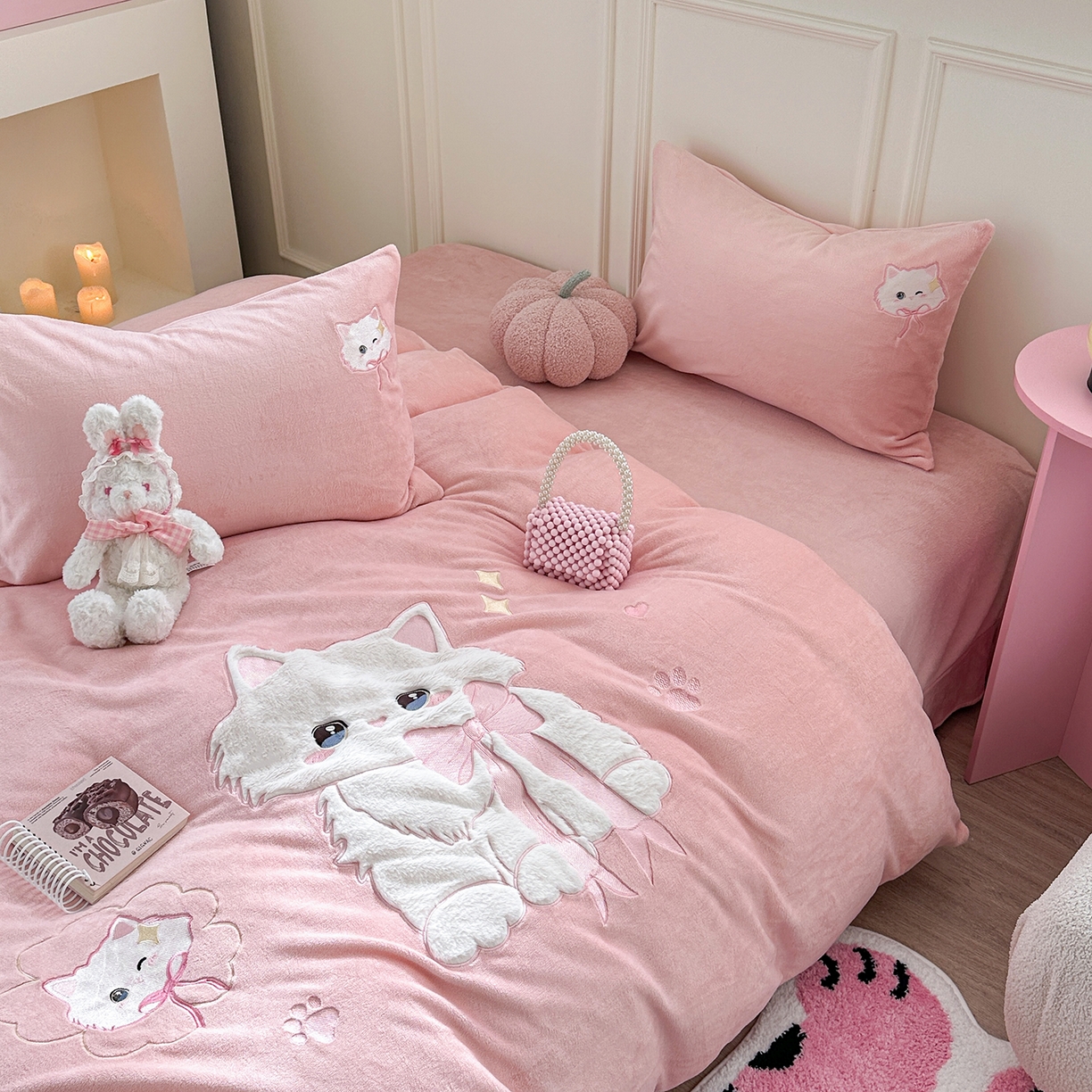 91家纺网 家纺一手货源 找家纺 TT.one 塔塔家居 2025新款牛奶绒立体贴布绣四件套 奶糖猫-粉