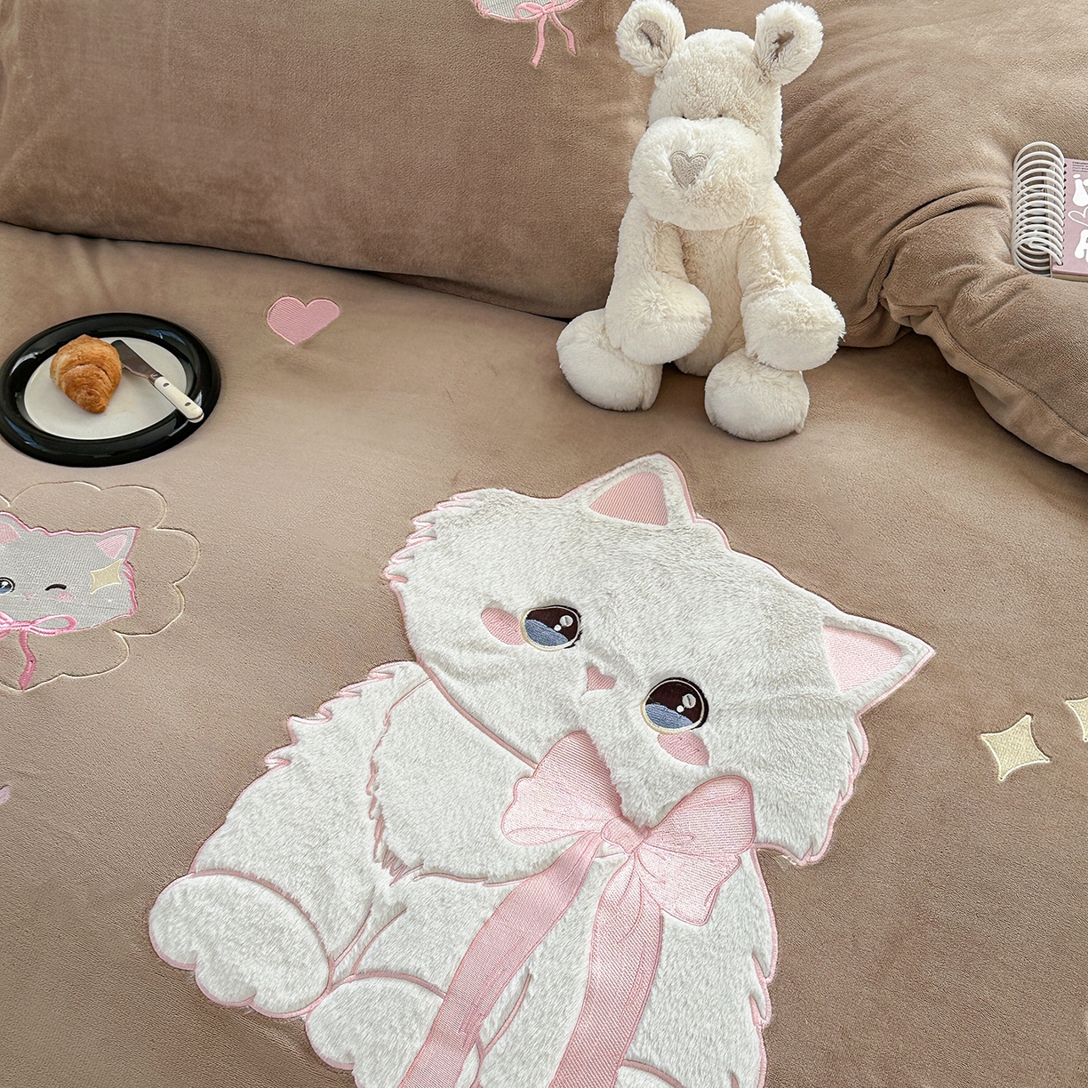 91家纺网 家纺一手货源 找家纺 TT.one 塔塔家居 2025新款牛奶绒立体贴布绣四件套 奶糖猫-咖