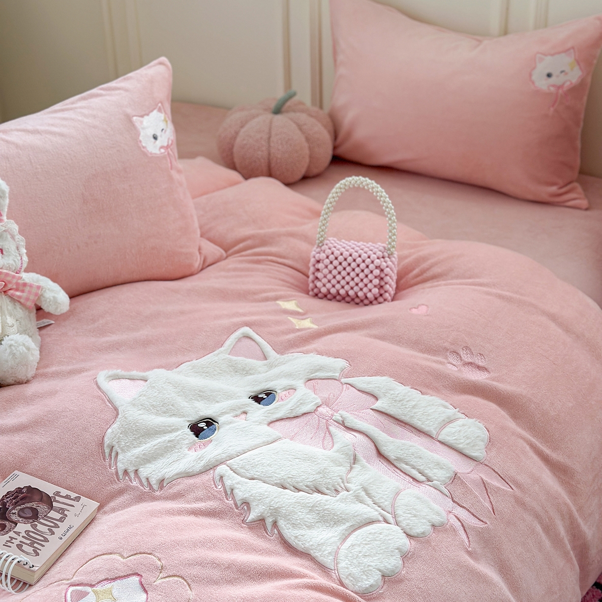 91家纺网 家纺一手货源 找家纺 TT.one 塔塔家居 2025新款牛奶绒立体贴布绣四件套 奶糖猫-粉