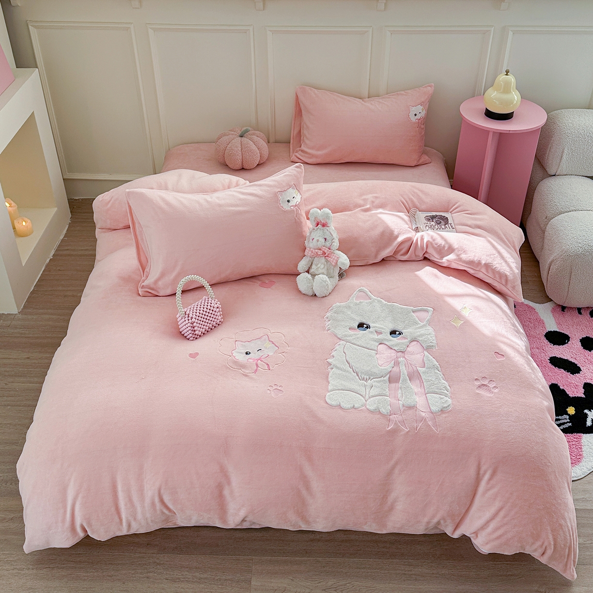 91家纺网 家纺一手货源 找家纺 TT.one 塔塔家居 2025新款牛奶绒立体贴布绣四件套 奶糖猫-粉