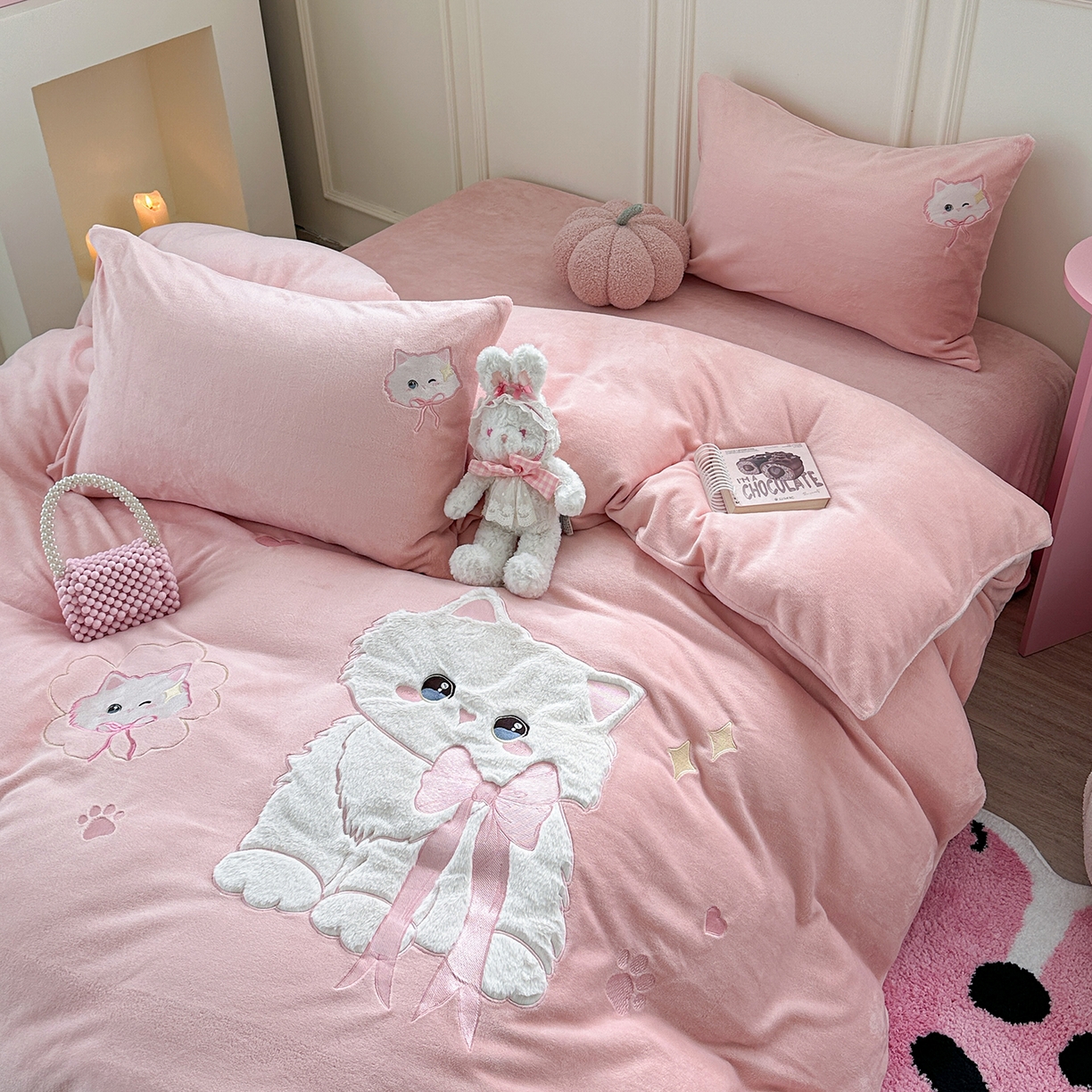 91家纺网 家纺一手货源 找家纺 TT.one 塔塔家居 2025新款牛奶绒立体贴布绣四件套 奶糖猫-粉