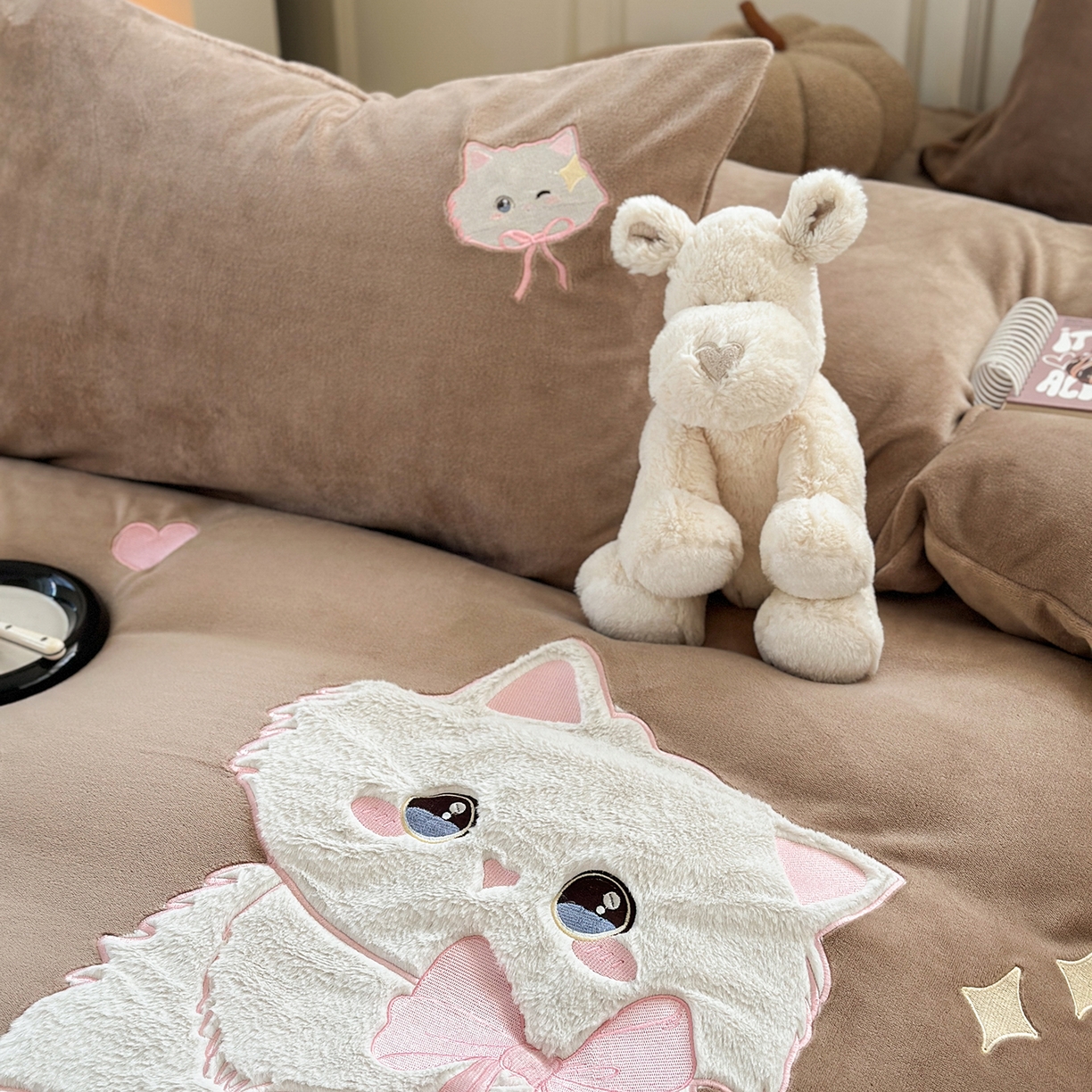 91家纺网 家纺一手货源 找家纺 TT.one 塔塔家居 2025新款牛奶绒立体贴布绣四件套 奶糖猫-咖