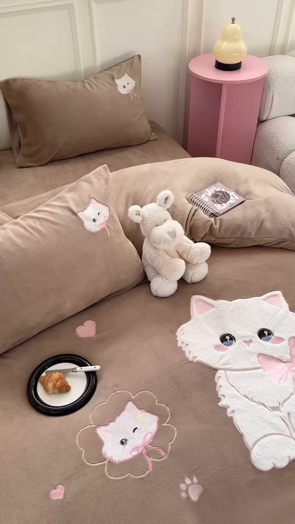 91家纺网 家纺一手货源 找家纺 TT.one 塔塔家居 2025新款牛奶绒立体贴布绣四件套 奶糖猫-咖
