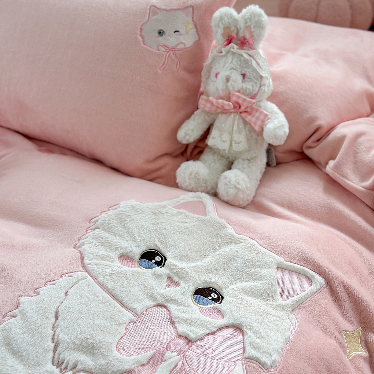 91家纺网 家纺一手货源 找家纺 TT.one 塔塔家居 2025新款牛奶绒立体贴布绣四件套 奶糖猫-粉