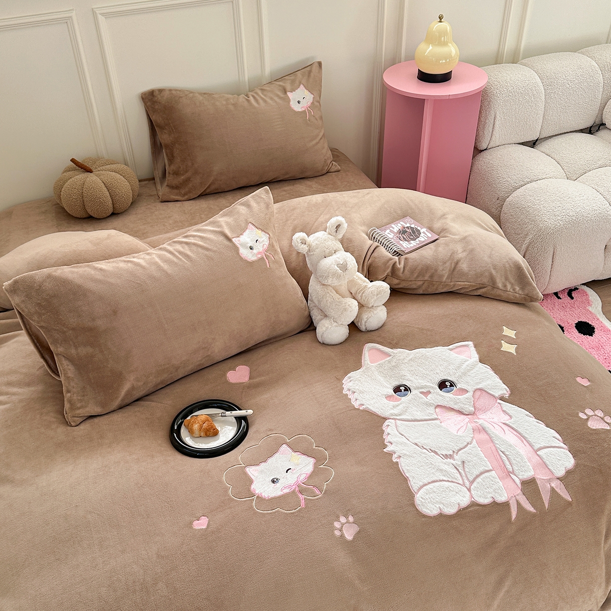 91家纺网 家纺一手货源 找家纺 TT.one 塔塔家居 2025新款牛奶绒立体贴布绣四件套 奶糖猫-咖