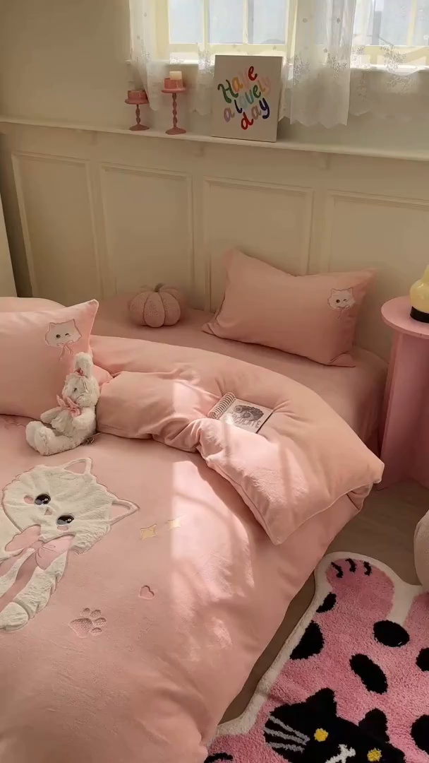 91家纺网 家纺一手货源 找家纺 TT.one 塔塔家居 2025新款牛奶绒立体贴布绣四件套 奶糖猫-粉