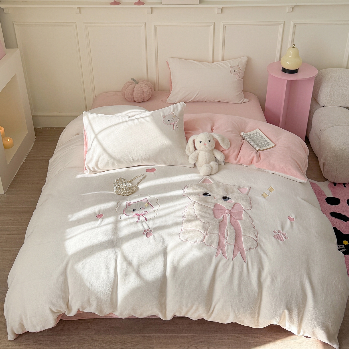 91家纺网 家纺一手货源 找家纺 TT.one 塔塔家居 2025新款牛奶绒立体贴布绣四件套 奶糖猫-白