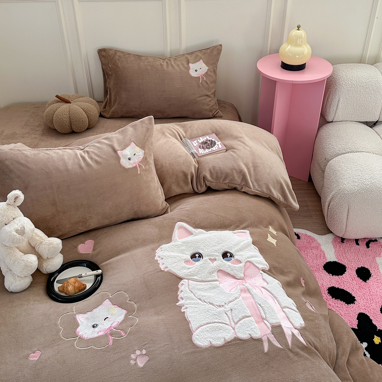 91家纺网 家纺一手货源 找家纺 TT.one 塔塔家居 2025新款牛奶绒立体贴布绣四件套 奶糖猫-咖