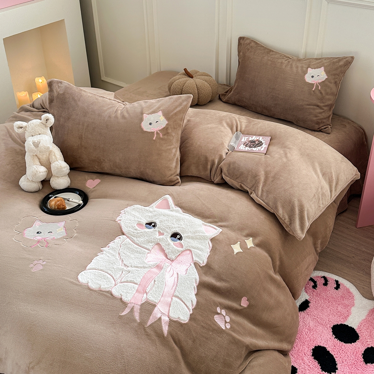 91家纺网 家纺一手货源 找家纺 TT.one 塔塔家居 2025新款牛奶绒立体贴布绣四件套 奶糖猫-咖