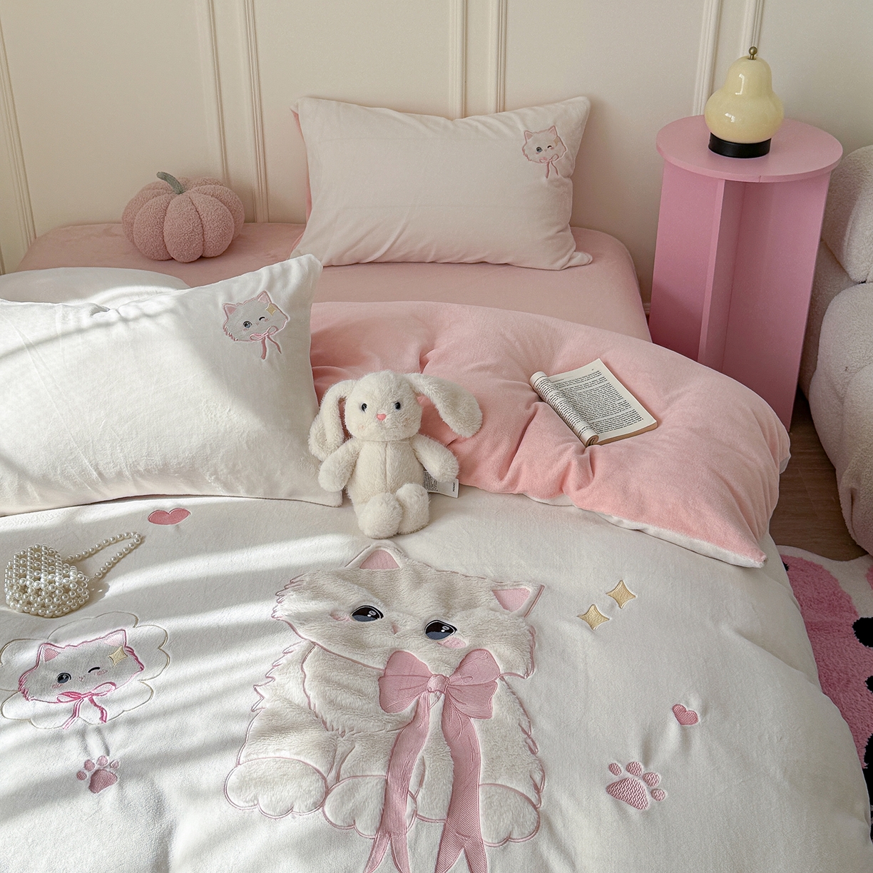 91家纺网 家纺一手货源 找家纺 TT.one 塔塔家居 2025新款牛奶绒立体贴布绣四件套 奶糖猫-白