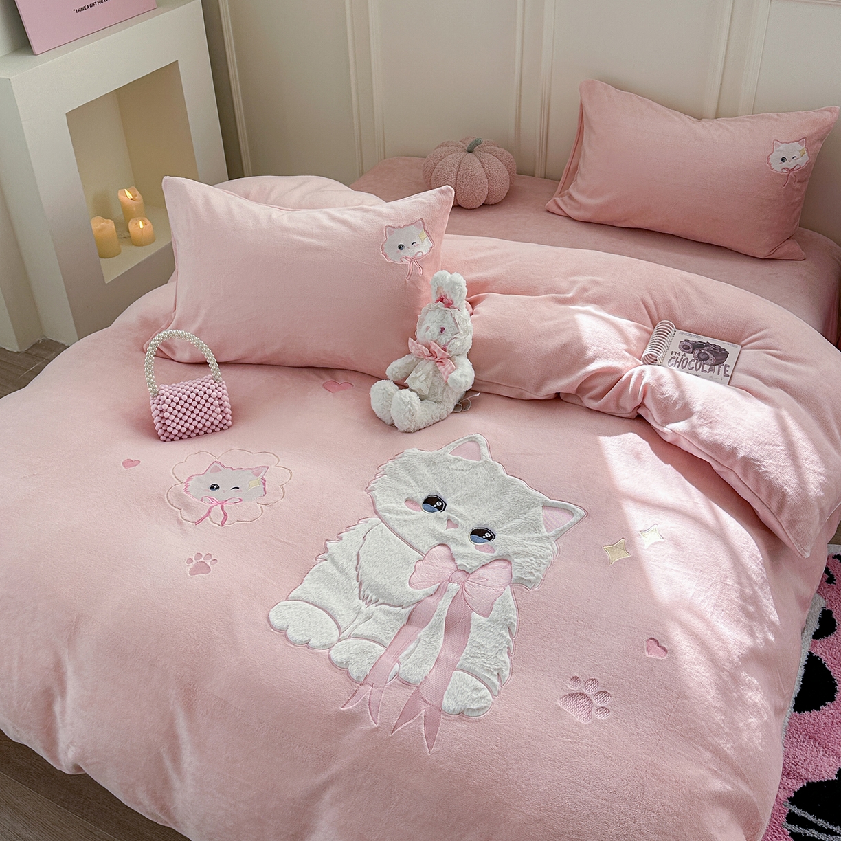91家纺网 家纺一手货源 找家纺 TT.one 塔塔家居 2025新款牛奶绒立体贴布绣四件套 奶糖猫-粉