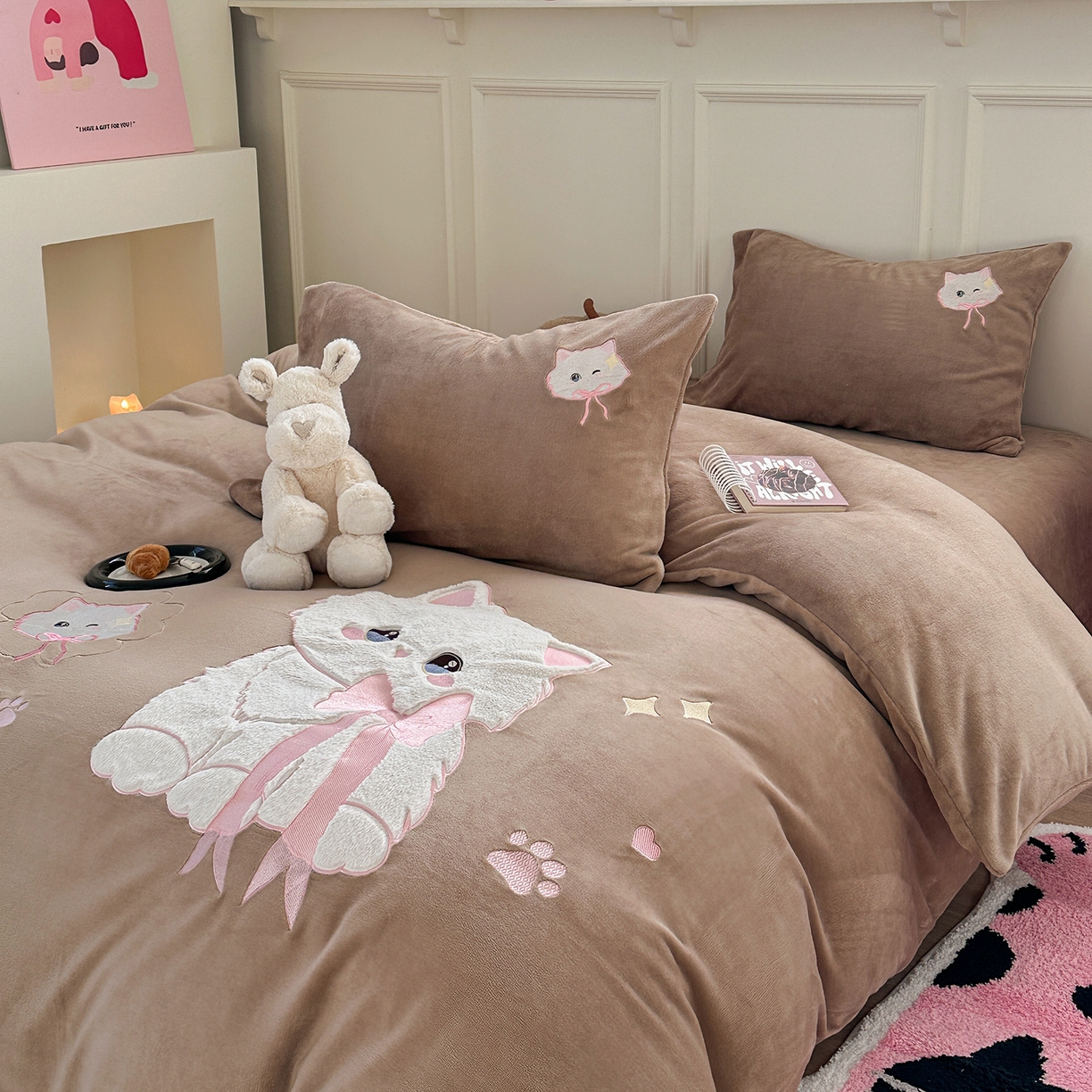 91家纺网 家纺一手货源 找家纺 TT.one 塔塔家居 2025新款牛奶绒立体贴布绣四件套 奶糖猫-咖