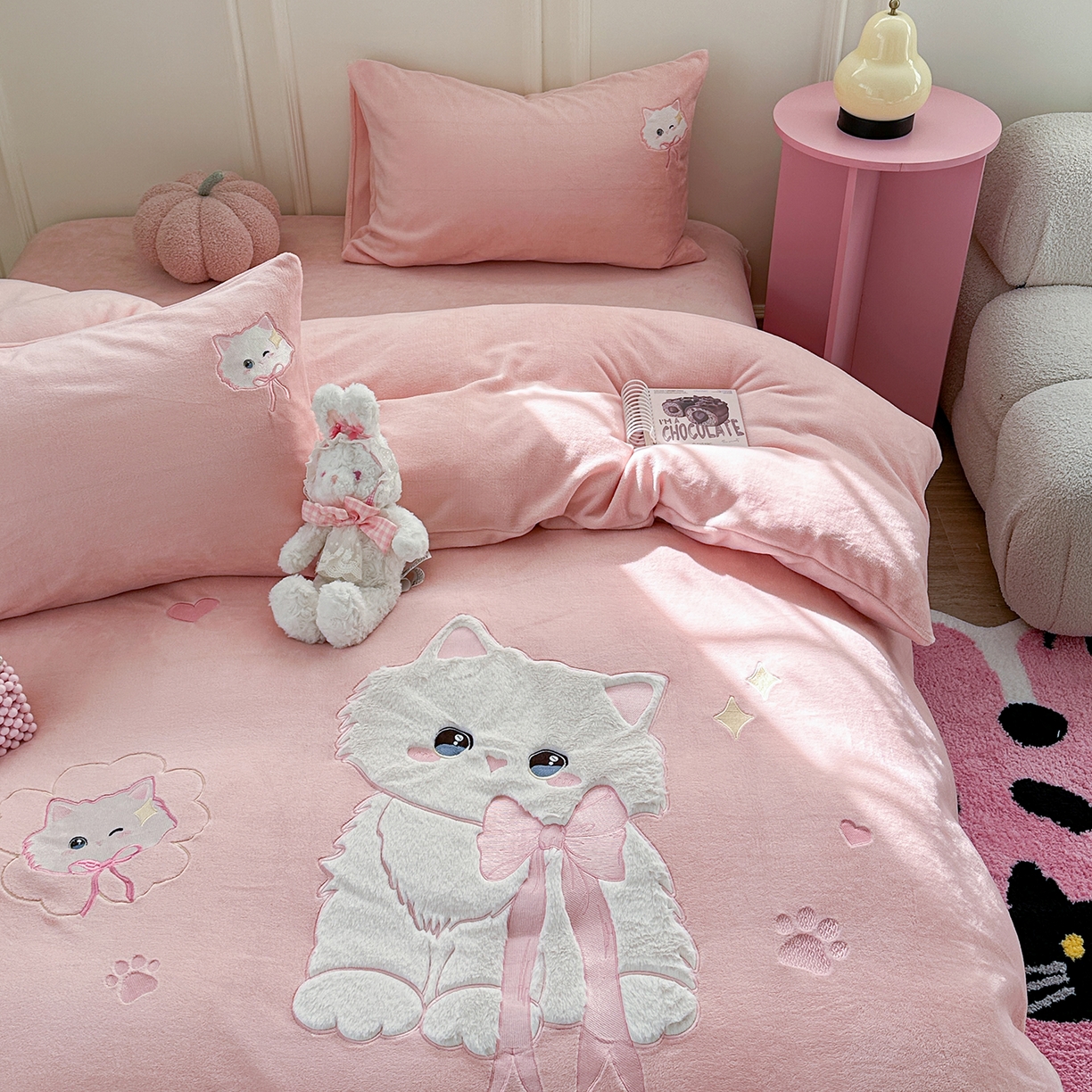 91家纺网 家纺一手货源 找家纺 TT.one 塔塔家居 2025新款牛奶绒立体贴布绣四件套 奶糖猫-粉