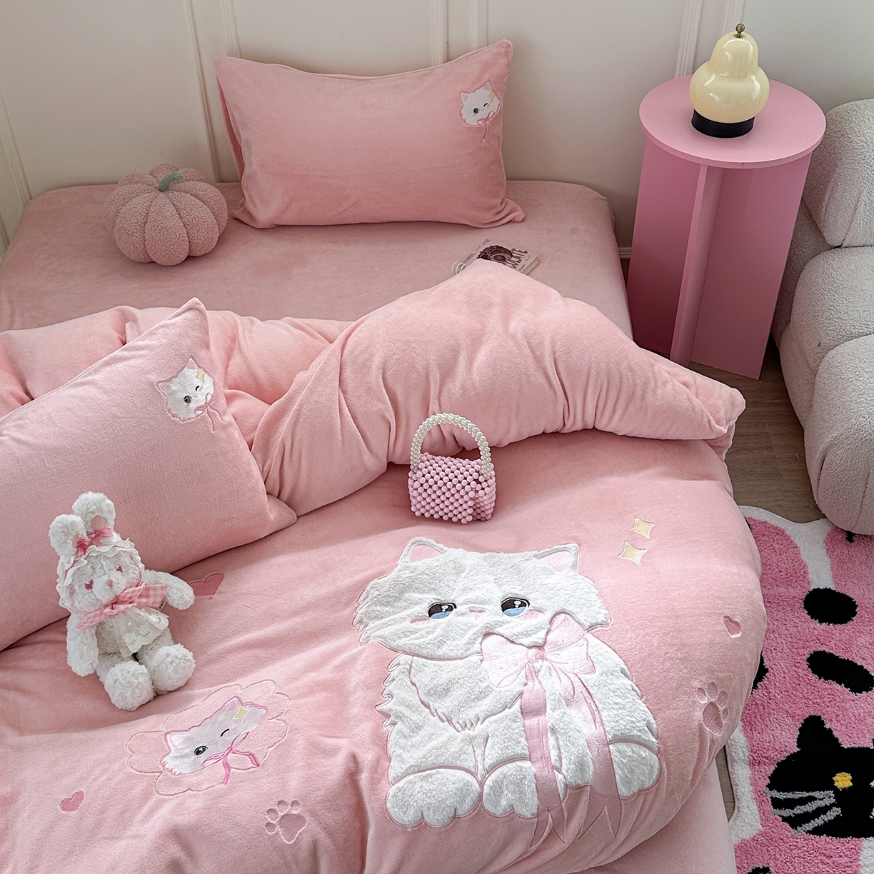 91家纺网 家纺一手货源 找家纺 TT.one 塔塔家居 2025新款牛奶绒立体贴布绣四件套 奶糖猫-粉