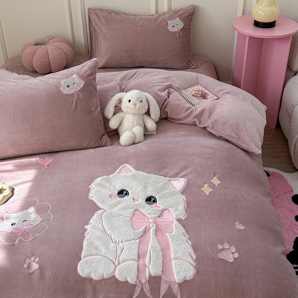 91家纺网 家纺一手货源 找家纺 TT.one 塔塔家居 2025新款牛奶绒立体贴布绣四件套 奶糖猫-豆沙