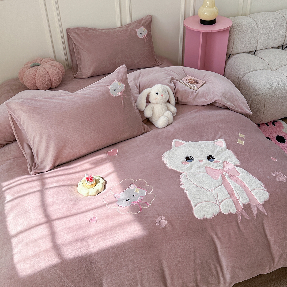 91家纺网 家纺一手货源 找家纺 TT.one 塔塔家居 2025新款牛奶绒立体贴布绣四件套 奶糖猫-豆沙
