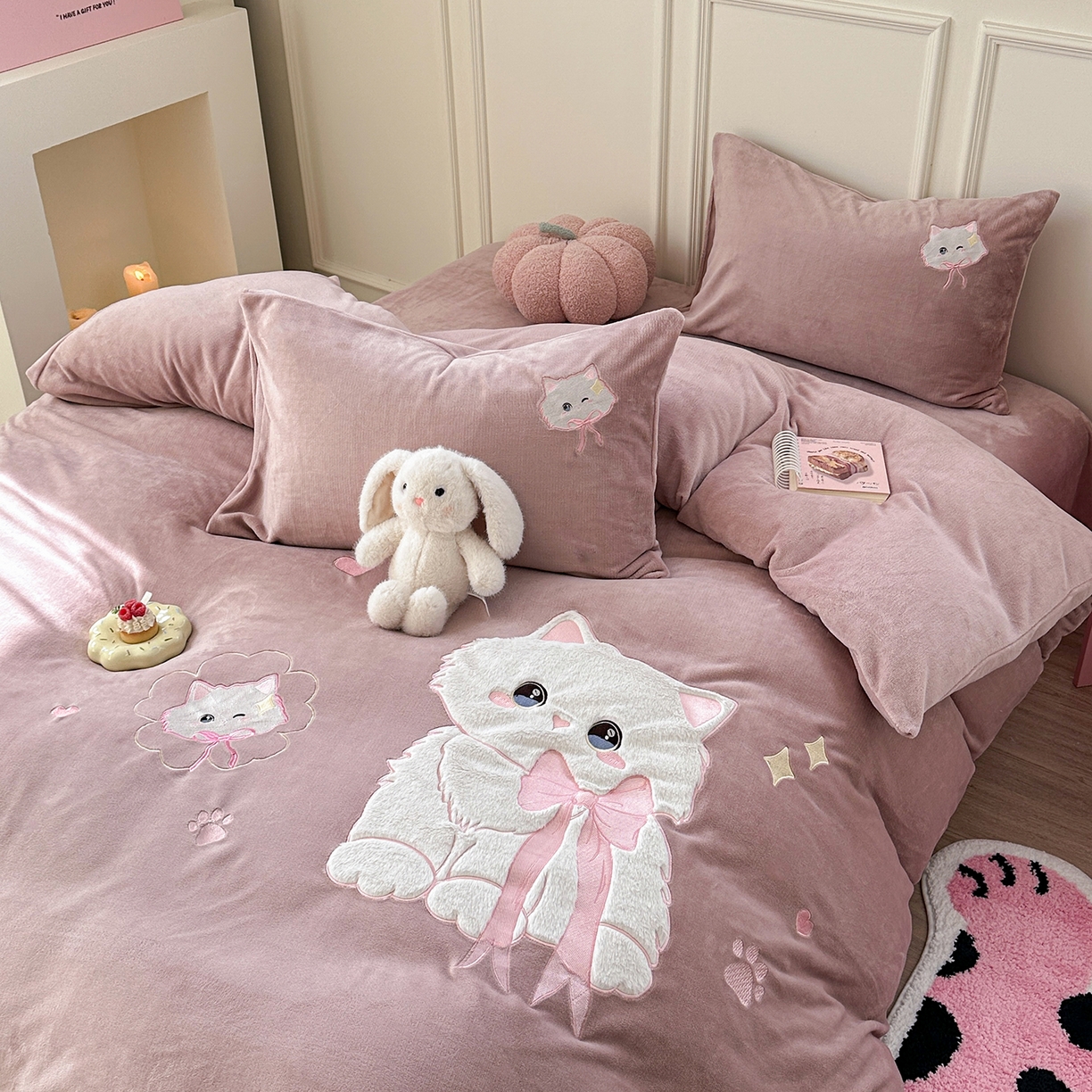 91家纺网 家纺一手货源 找家纺 TT.one 塔塔家居 2025新款牛奶绒立体贴布绣四件套 奶糖猫-豆沙