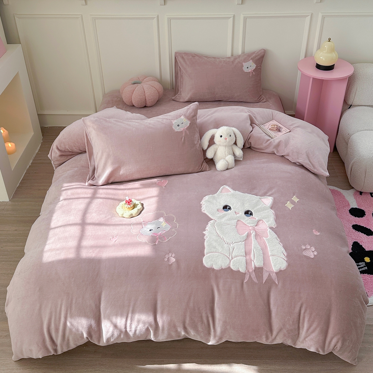 91家纺网 家纺一手货源 找家纺 TT.one 塔塔家居 2025新款牛奶绒立体贴布绣四件套 奶糖猫-豆沙