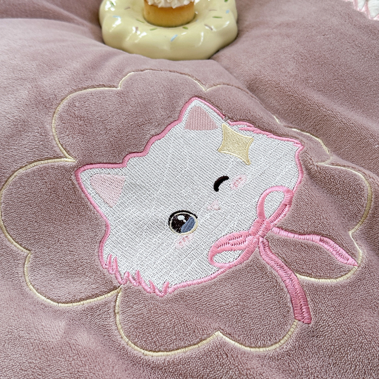 91家纺网 家纺一手货源 找家纺 TT.one 塔塔家居 2025新款牛奶绒立体贴布绣四件套 奶糖猫-豆沙