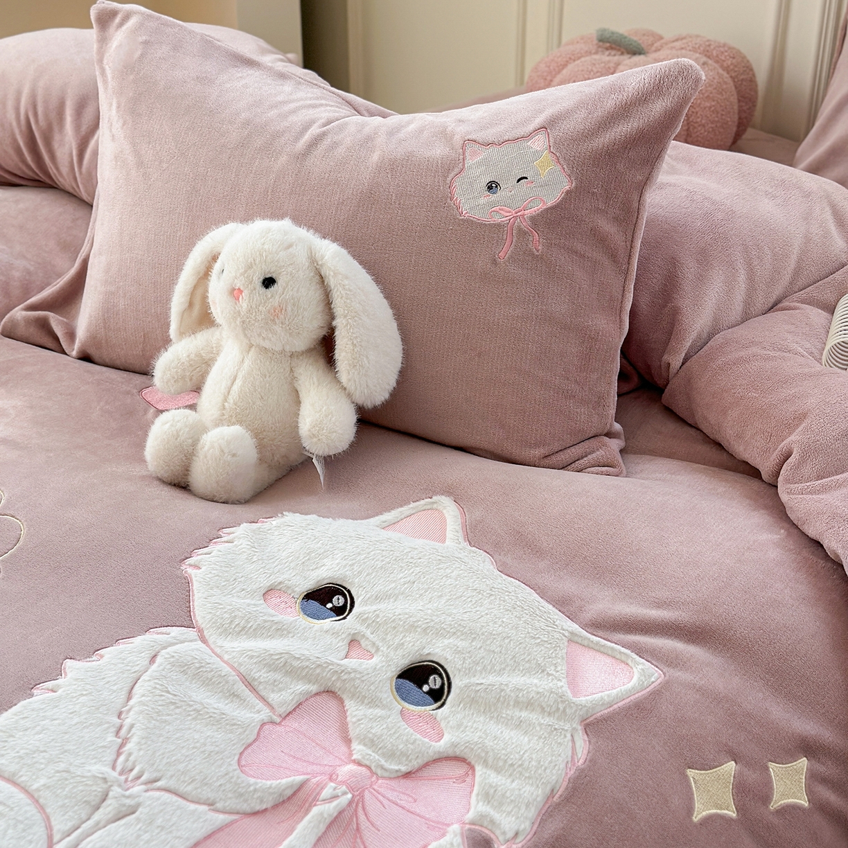 91家纺网 家纺一手货源 找家纺 TT.one 塔塔家居 2025新款牛奶绒立体贴布绣四件套 奶糖猫-豆沙