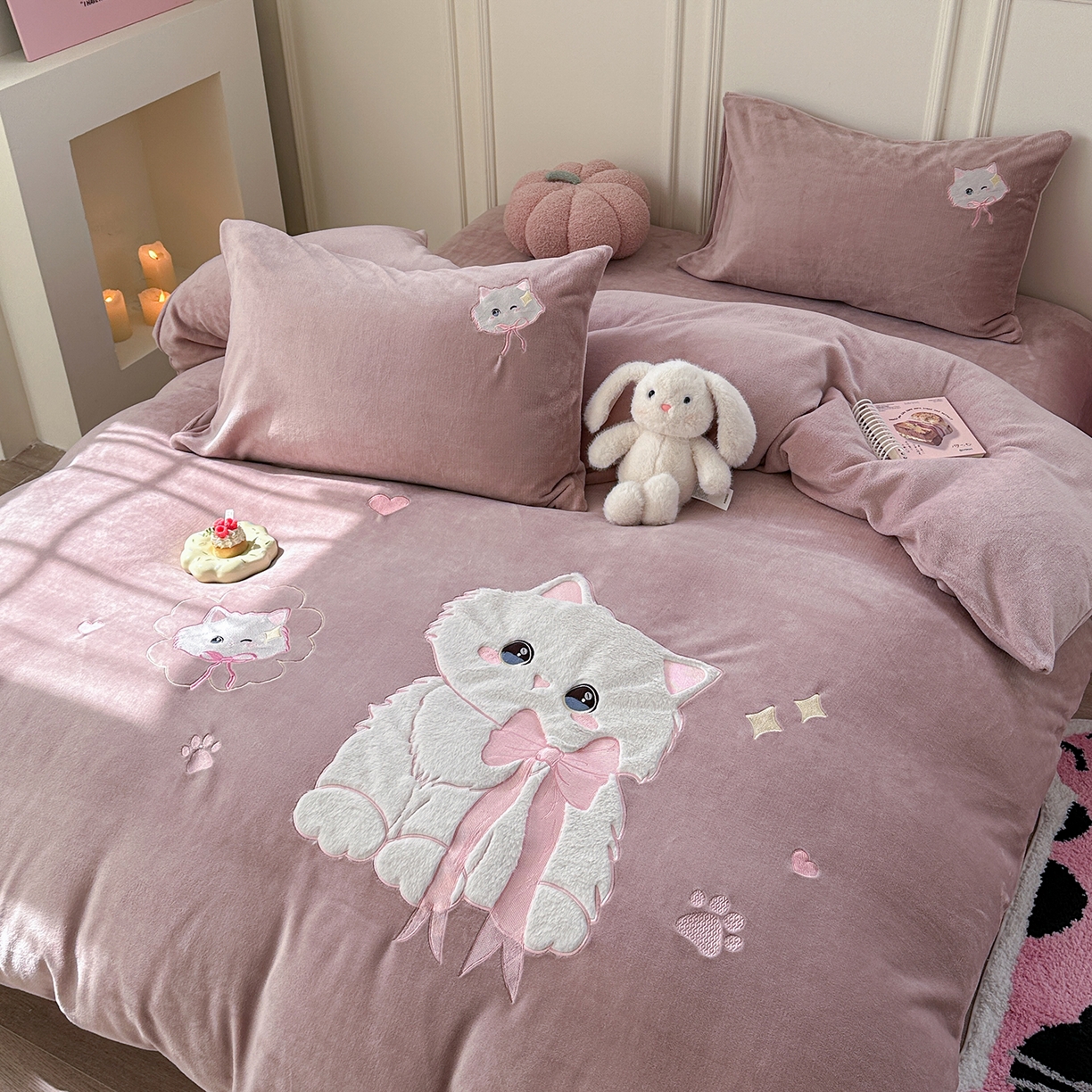 91家纺网 家纺一手货源 找家纺 TT.one 塔塔家居 2025新款牛奶绒立体贴布绣四件套 奶糖猫-豆沙