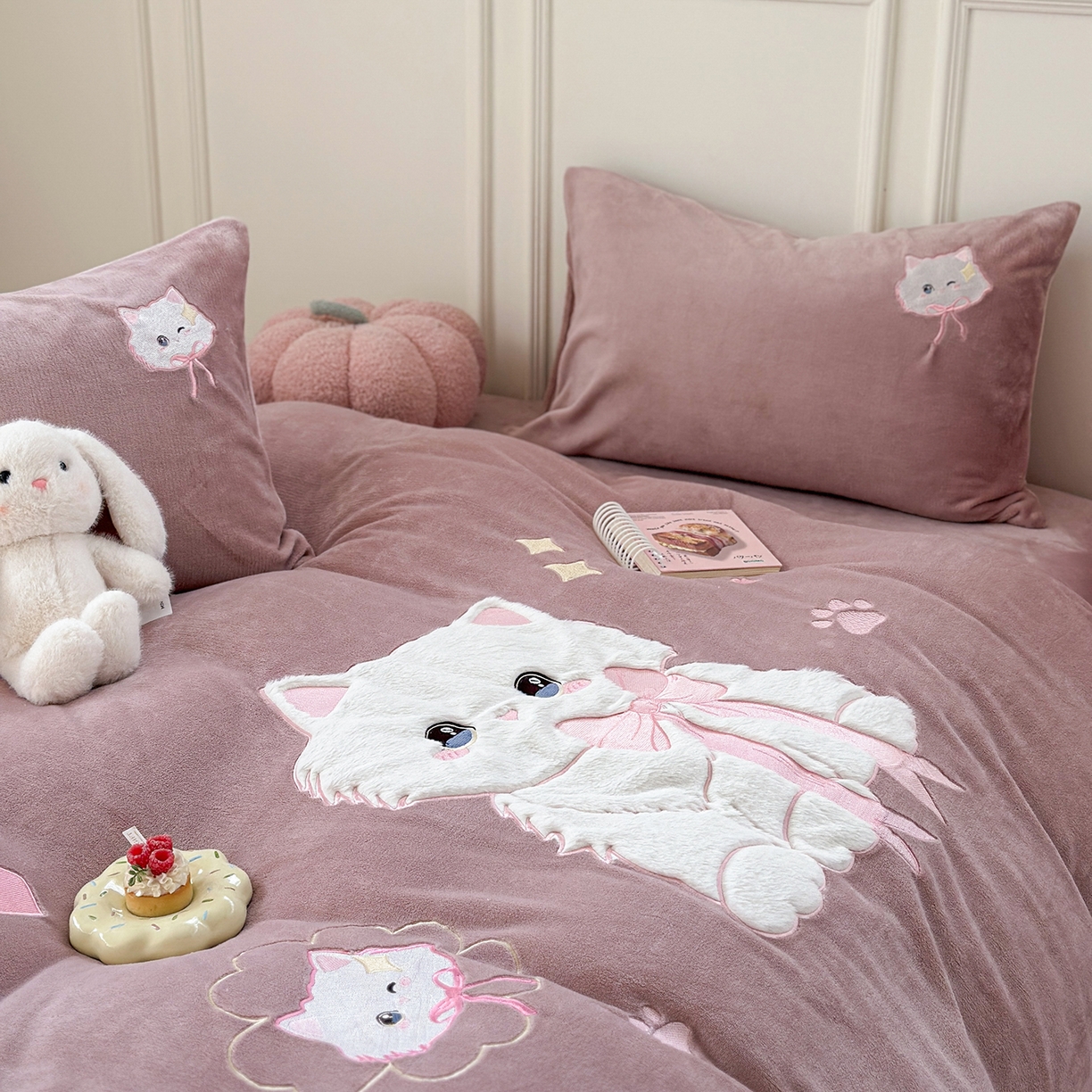 91家纺网 家纺一手货源 找家纺 TT.one 塔塔家居 2025新款牛奶绒立体贴布绣四件套 奶糖猫-豆沙