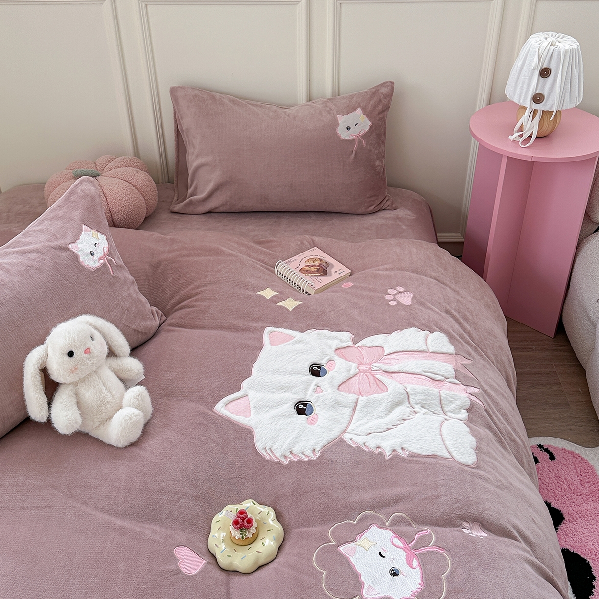 91家纺网 家纺一手货源 找家纺 TT.one 塔塔家居 2025新款牛奶绒立体贴布绣四件套 奶糖猫-豆沙