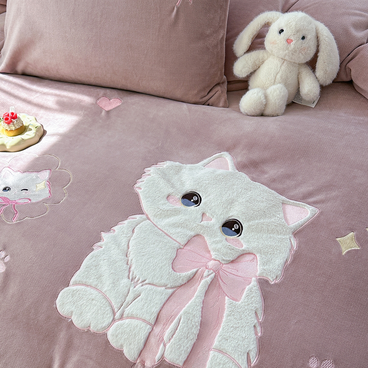 91家纺网 家纺一手货源 找家纺 TT.one 塔塔家居 2025新款牛奶绒立体贴布绣四件套 奶糖猫-豆沙