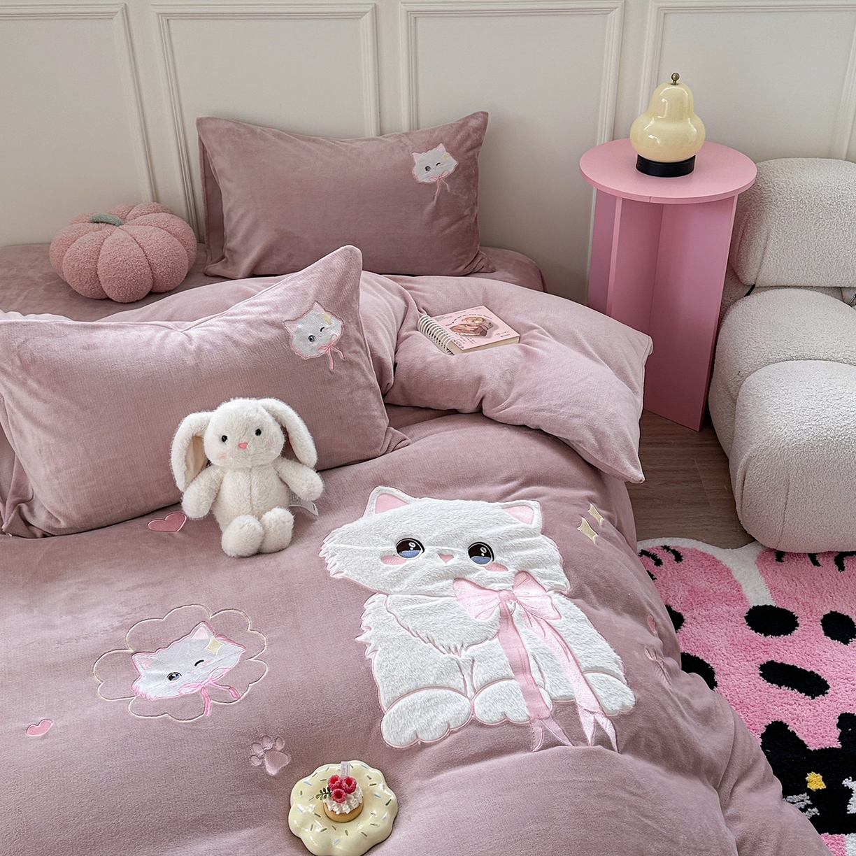91家纺网 家纺一手货源 找家纺 TT.one 塔塔家居 2025新款牛奶绒立体贴布绣四件套 奶糖猫-豆沙