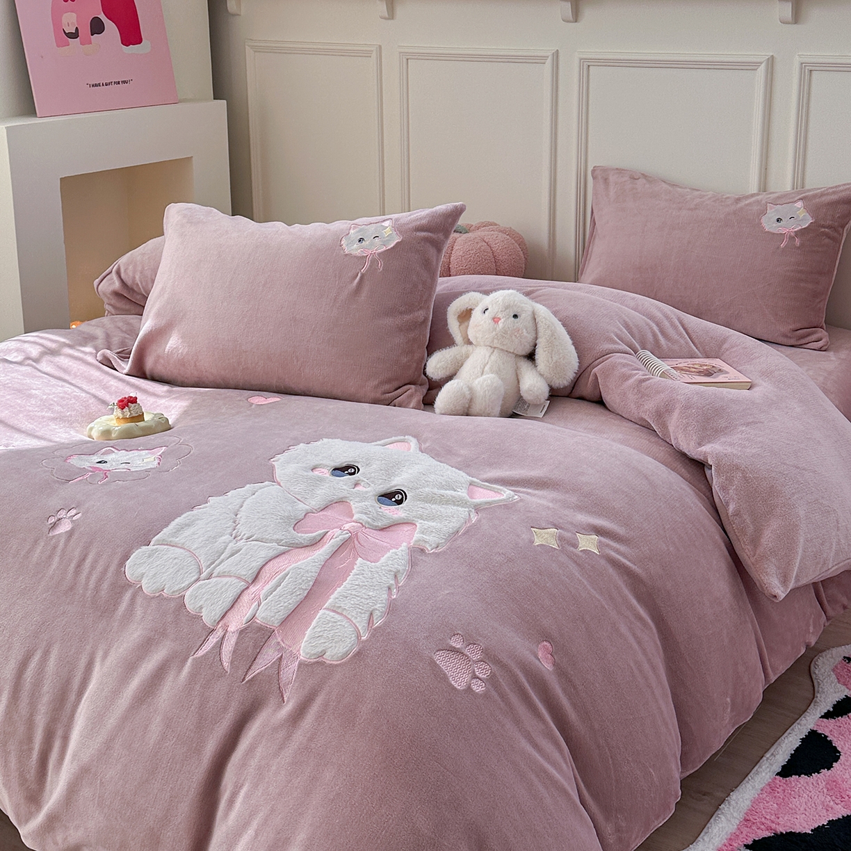 91家纺网 家纺一手货源 找家纺 TT.one 塔塔家居 2025新款牛奶绒立体贴布绣四件套 奶糖猫-豆沙