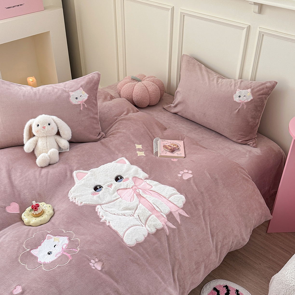 91家纺网 家纺一手货源 找家纺 TT.one 塔塔家居 2025新款牛奶绒立体贴布绣四件套 奶糖猫-豆沙