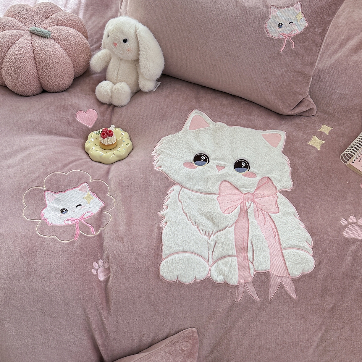 91家纺网 家纺一手货源 找家纺 TT.one 塔塔家居 2025新款牛奶绒立体贴布绣四件套 奶糖猫-豆沙