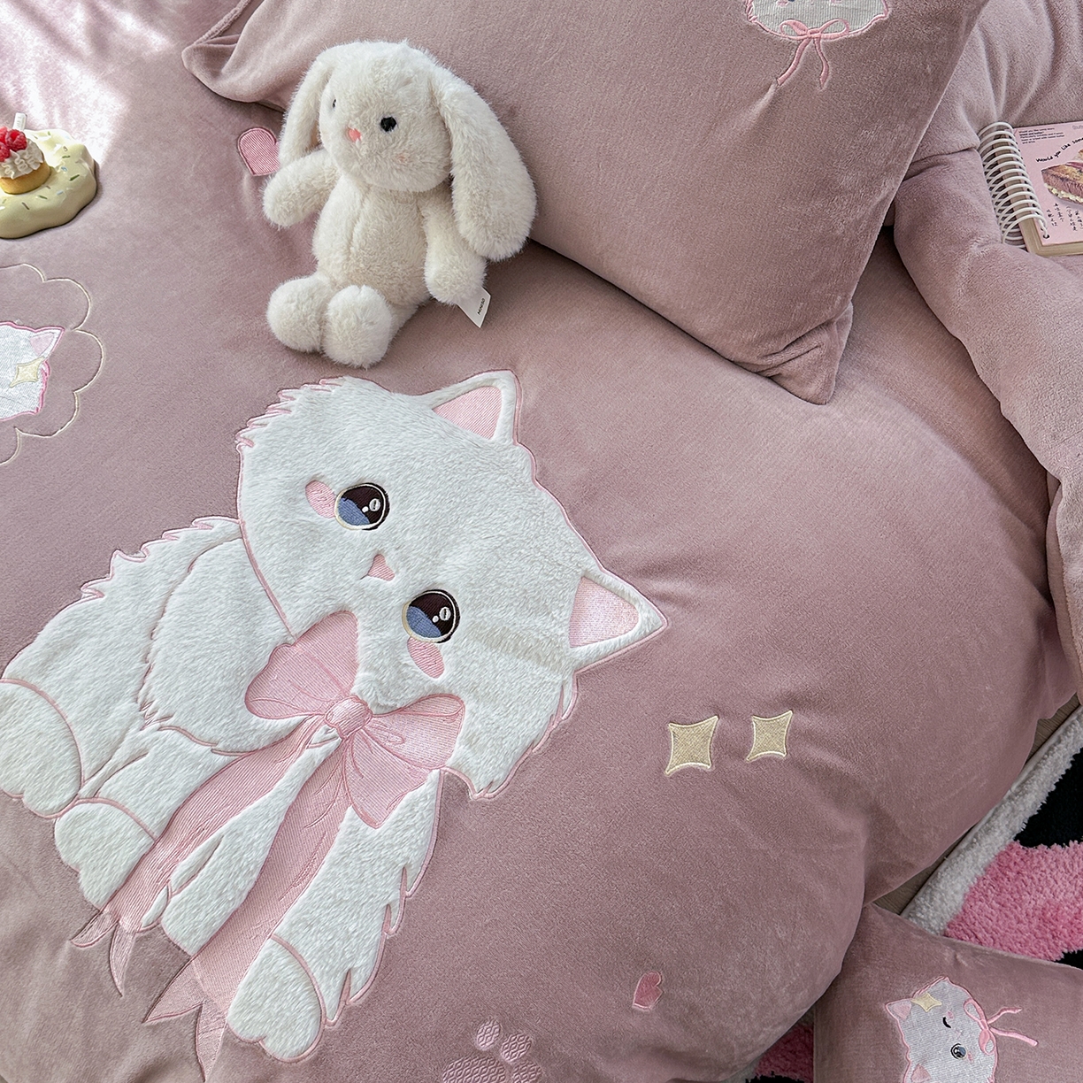 91家纺网 家纺一手货源 找家纺 TT.one 塔塔家居 2025新款牛奶绒立体贴布绣四件套 奶糖猫-豆沙