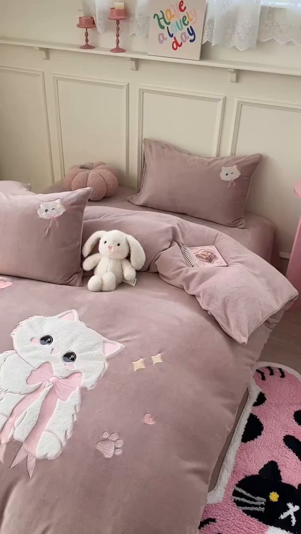 91家纺网 家纺一手货源 找家纺 TT.one 塔塔家居 2025新款牛奶绒立体贴布绣四件套 奶糖猫-豆沙