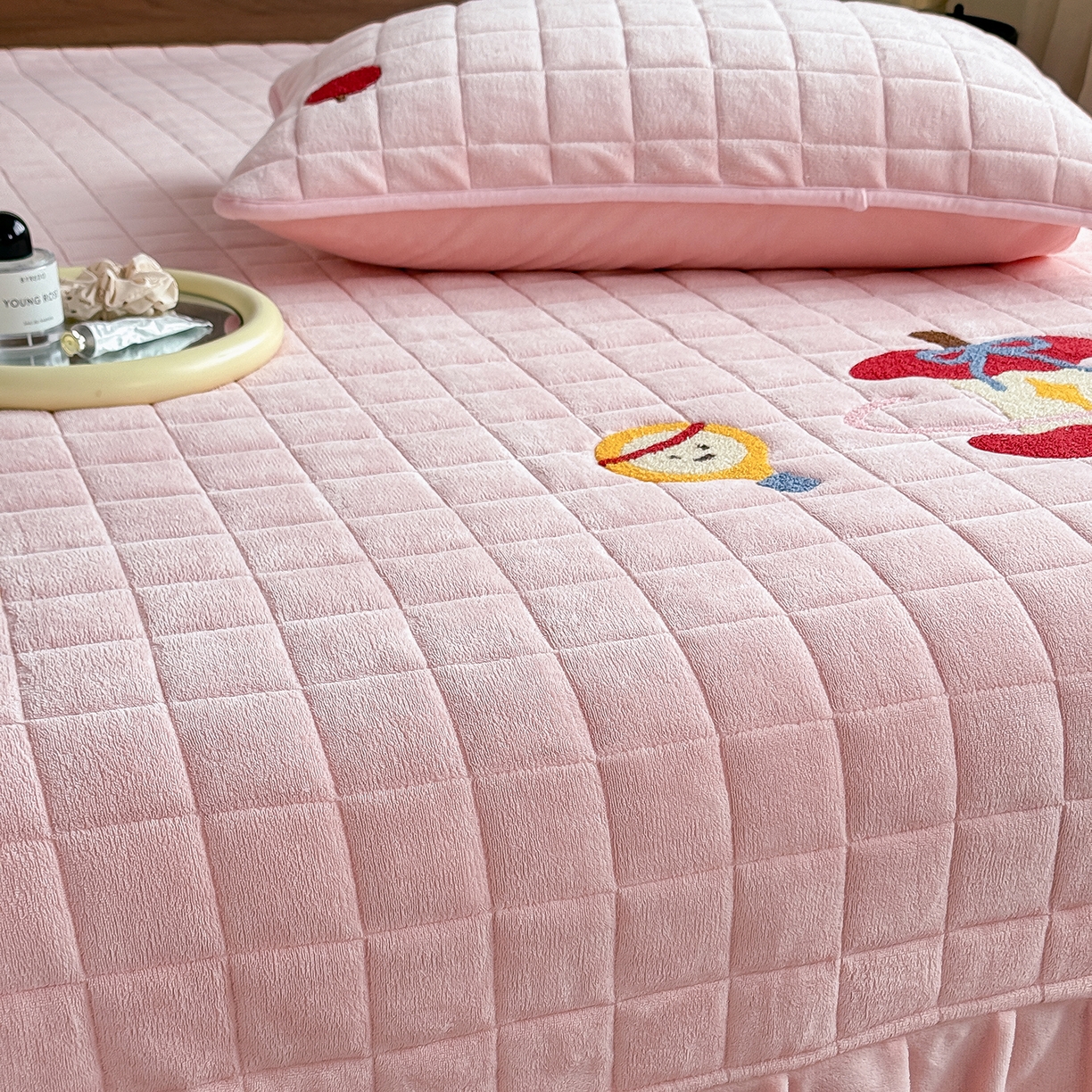 91家纺网 家纺一手货源 找家纺 TT.one 塔塔家居 2025新款牛奶绒毛巾绣床盖三件套 苹果-床盖粉