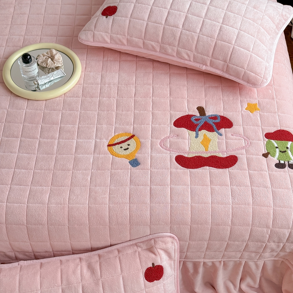 TT.one 塔塔家居 2025新款牛奶绒毛巾绣床盖三件套 苹果-床盖粉