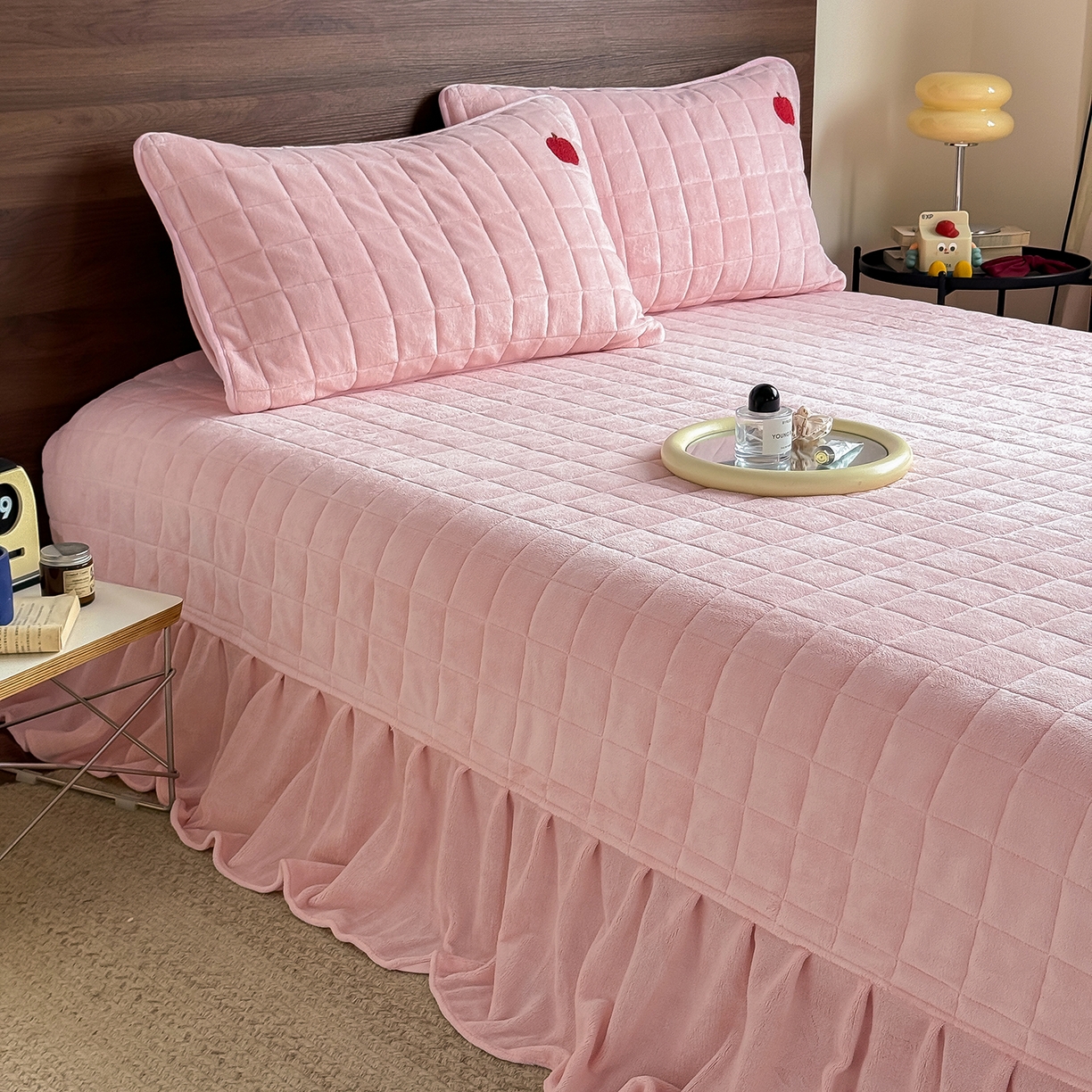 91家纺网 家纺一手货源 找家纺 TT.one 塔塔家居 2025新款牛奶绒毛巾绣床盖三件套 苹果-床盖粉