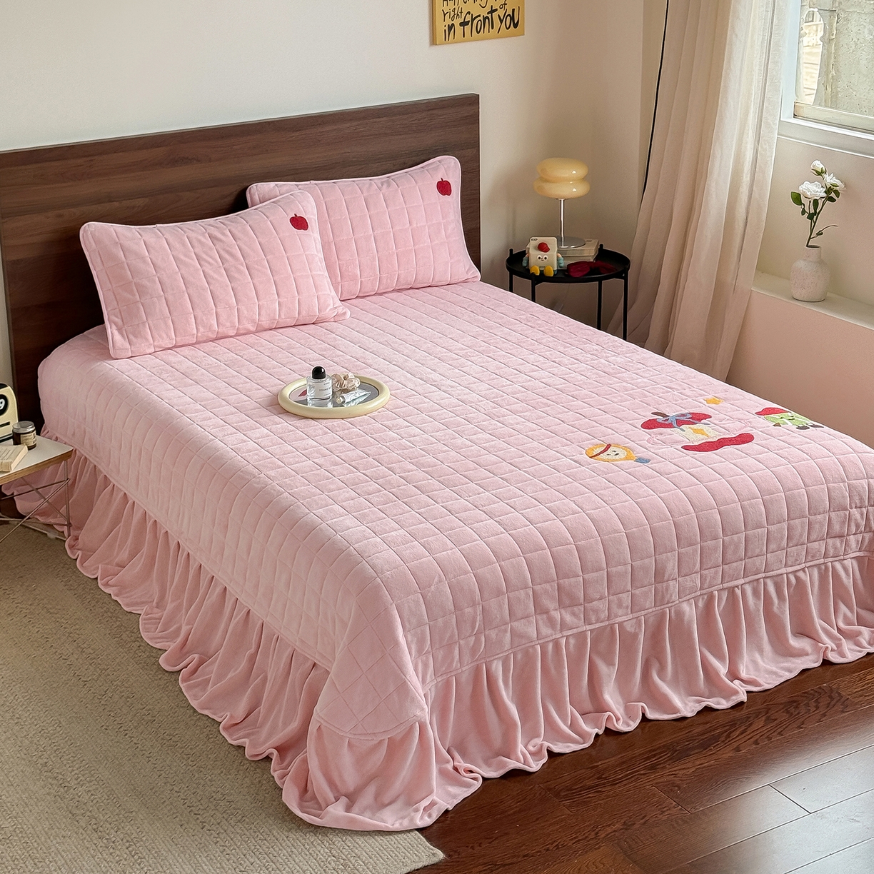 91家纺网 家纺一手货源 找家纺 TT.one 塔塔家居 2025新款牛奶绒毛巾绣床盖三件套 苹果-床盖粉