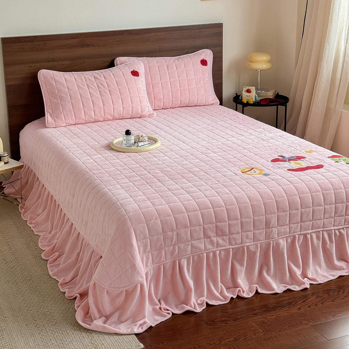 91家纺网 家纺一手货源 找家纺 TT.one 塔塔家居 2025新款牛奶绒毛巾绣床盖三件套 苹果-床盖粉