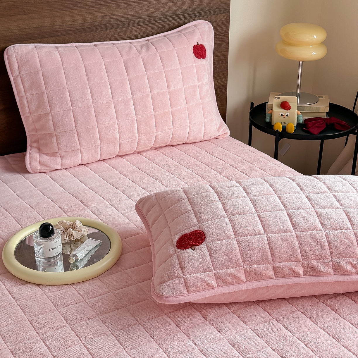 91家纺网 家纺一手货源 找家纺 TT.one 塔塔家居 2025新款牛奶绒毛巾绣床盖三件套 苹果-床盖粉