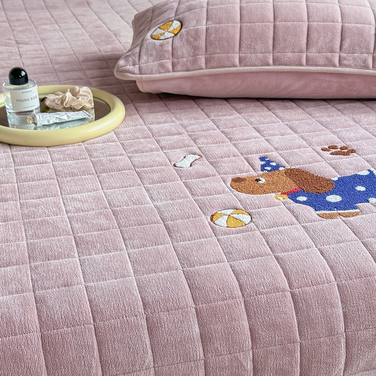 91家纺网 家纺一手货源 找家纺 TT.one 塔塔家居 2025新款牛奶绒毛巾绣床盖三件套 小狗-床盖豆沙