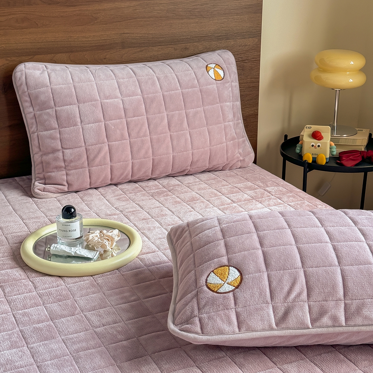 91家纺网 家纺一手货源 找家纺 TT.one 塔塔家居 2025新款牛奶绒毛巾绣床盖三件套 小狗-床盖豆沙