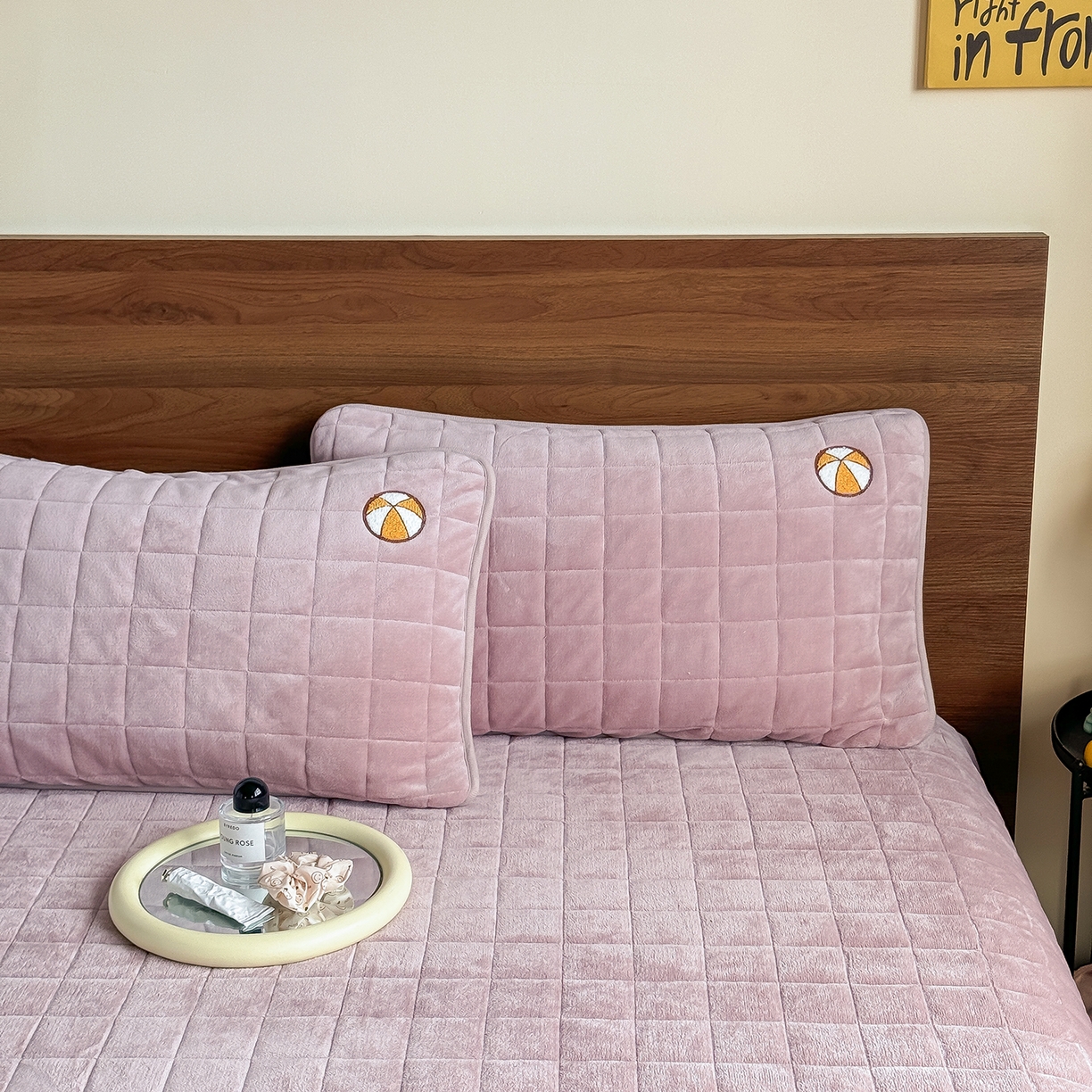 91家纺网 家纺一手货源 找家纺 TT.one 塔塔家居 2025新款牛奶绒毛巾绣床盖三件套 小狗-床盖豆沙