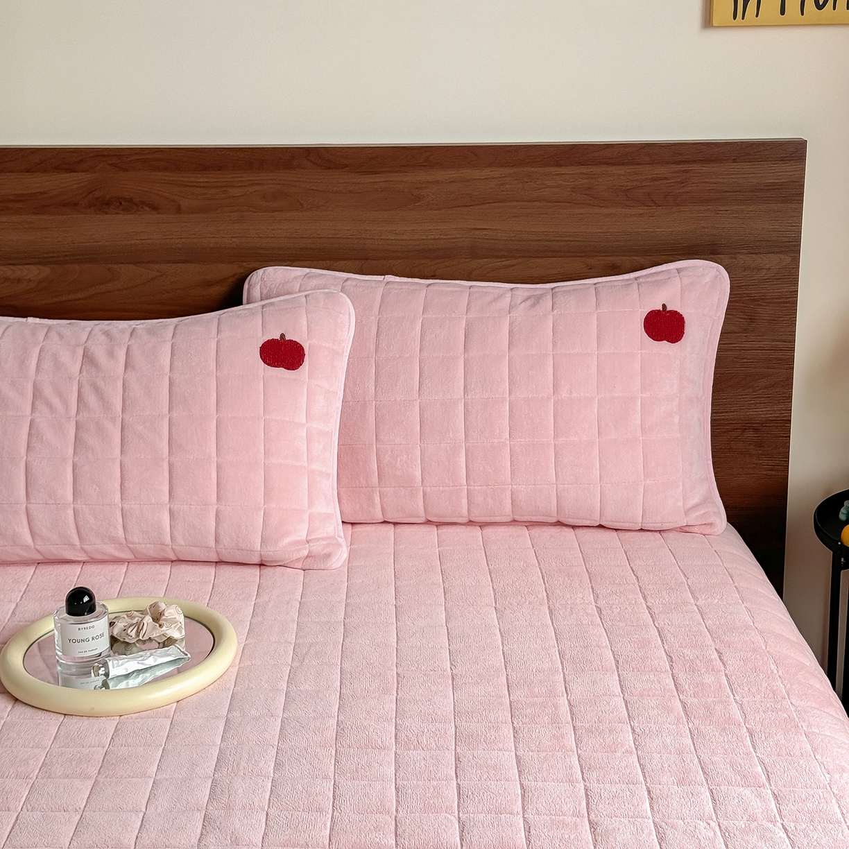 91家纺网 家纺一手货源 找家纺 TT.one 塔塔家居 2025新款牛奶绒毛巾绣床盖三件套 苹果-床盖粉