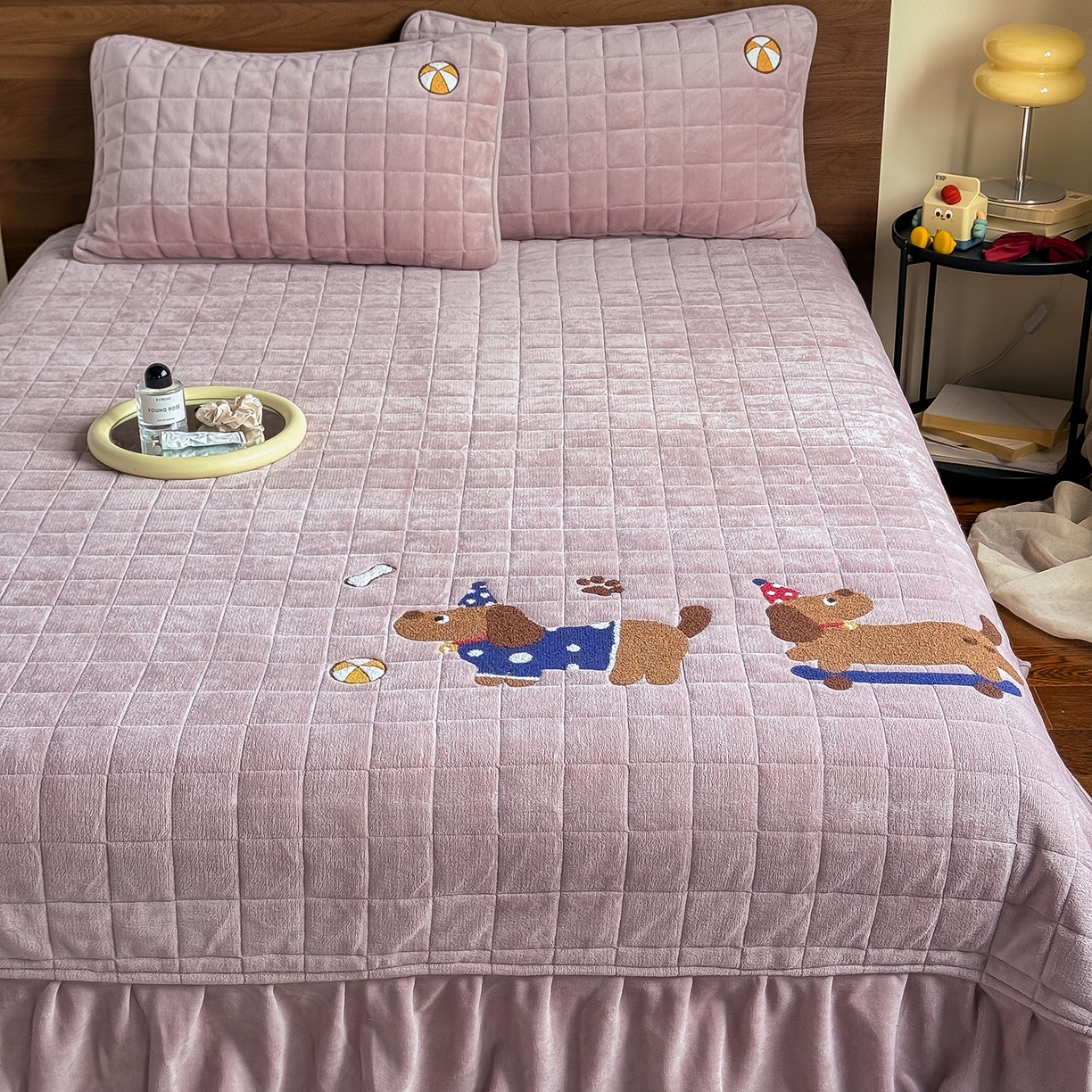 91家纺网 家纺一手货源 找家纺 TT.one 塔塔家居 2025新款牛奶绒毛巾绣床盖三件套 小狗-床盖豆沙