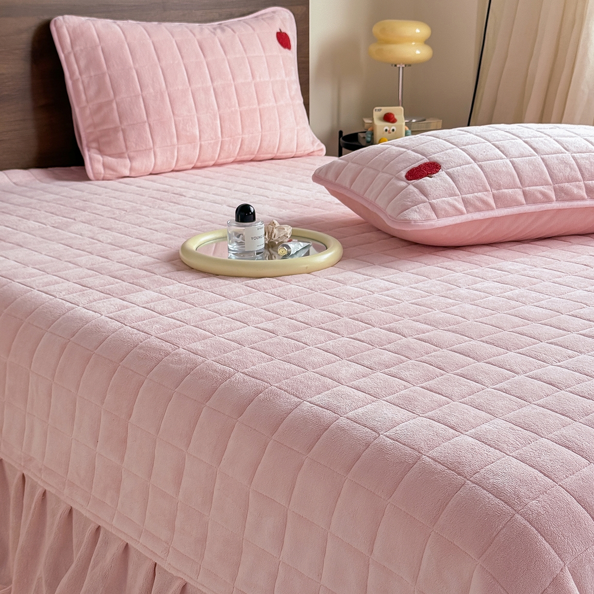 91家纺网 家纺一手货源 找家纺 TT.one 塔塔家居 2025新款牛奶绒毛巾绣床盖三件套 苹果-床盖粉