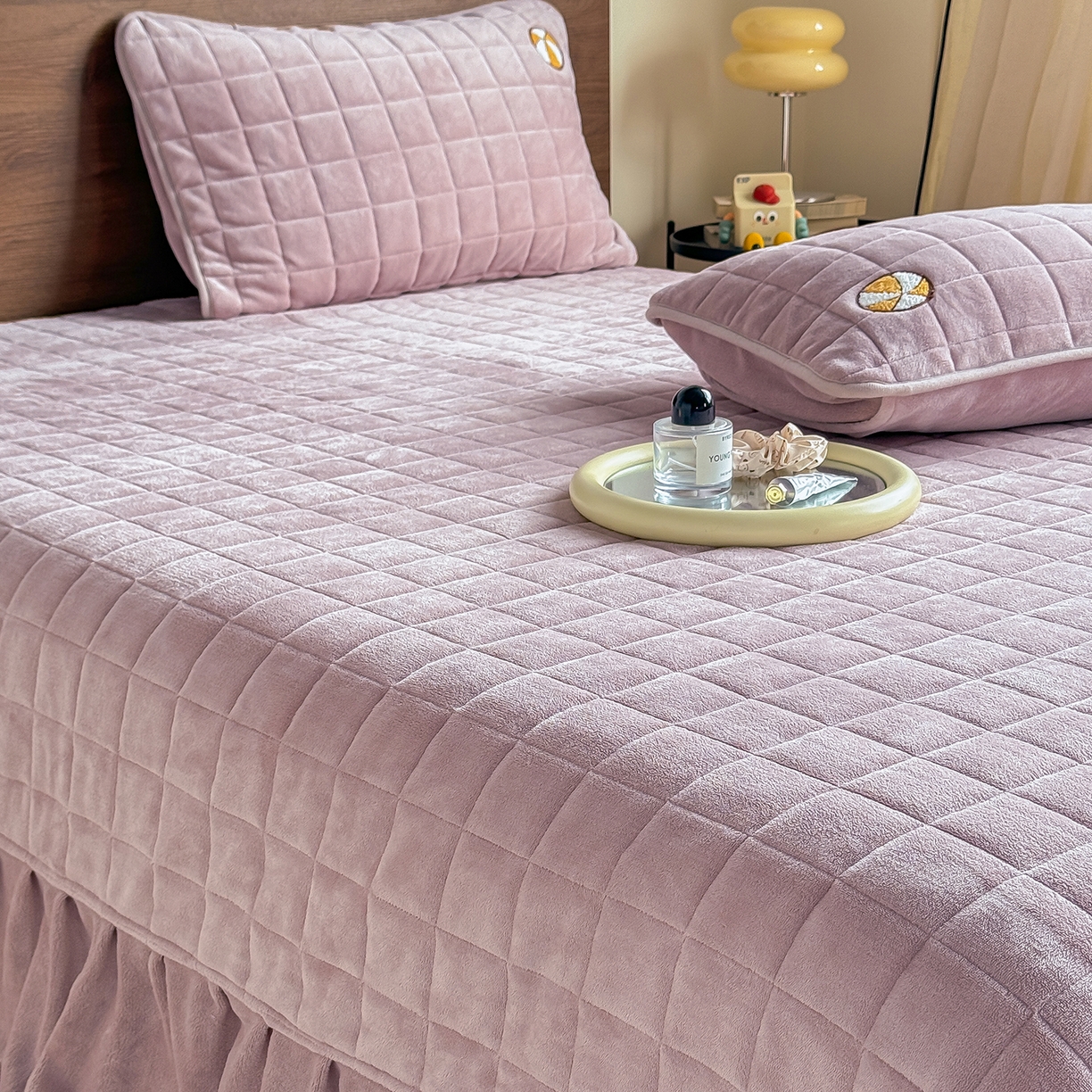 91家纺网 家纺一手货源 找家纺 TT.one 塔塔家居 2025新款牛奶绒毛巾绣床盖三件套 小狗-床盖豆沙